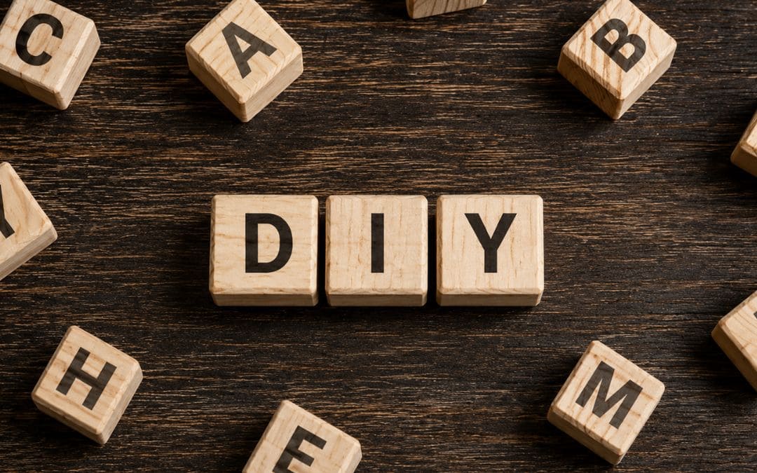 Lettres en bois formant DIY pour illustrer une cage de chasteté maison