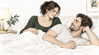 Couple adulte échangeant un regard complice dans un lit avant un doigtage anal