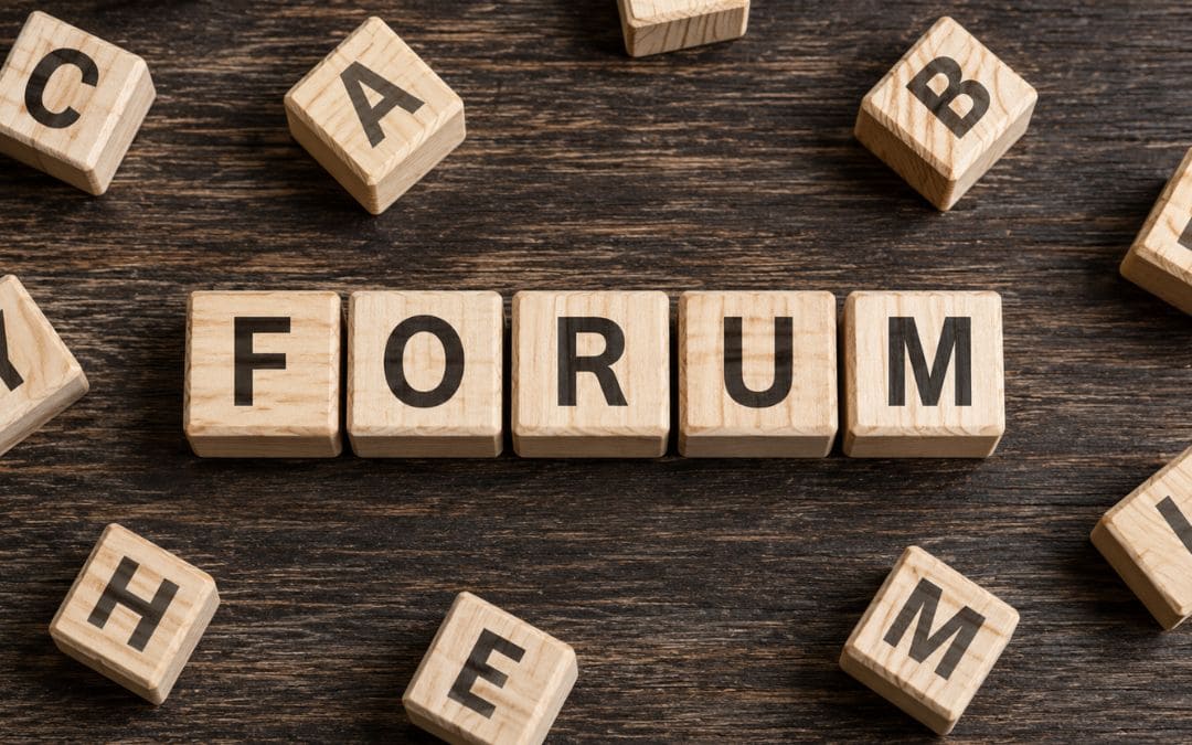 Lettres en bois formant le mot Forum, illustration des communautés de chasteté