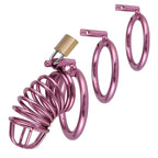 Vue en perspective de la cage de chasteté Lisa en métal rose charmante et coquette avec anneaux